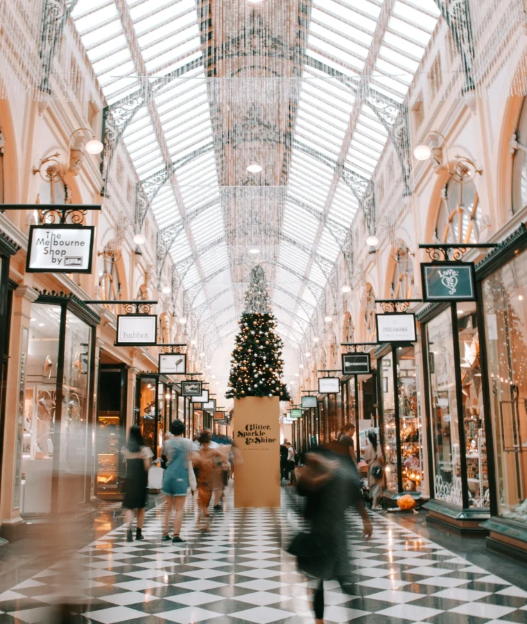 Window Shopping 2.0: The Cheap Light Tricks That Make People Stop Walking