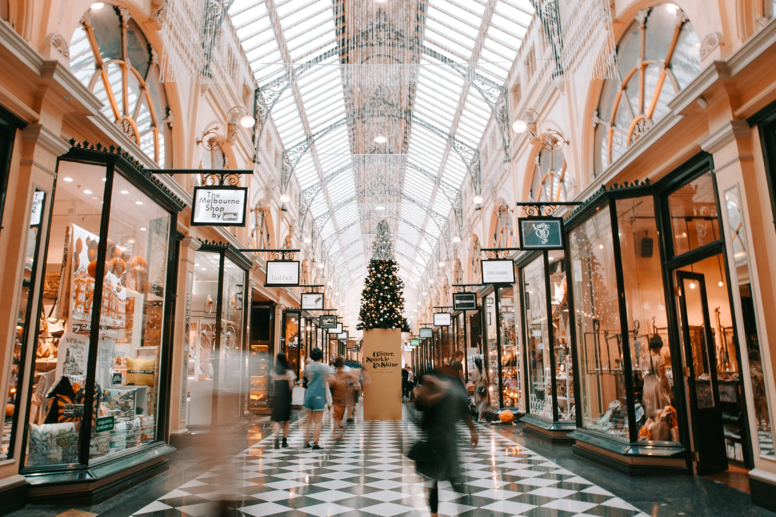Window Shopping 2.0: The Cheap Light Tricks That Make People Stop Walking