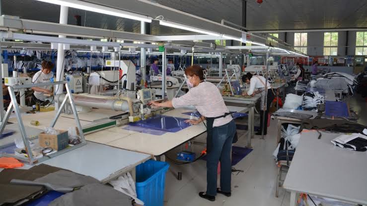 Custom Clothing Manufacturer: Choosing the Right Partner for Activewear and Streetwear